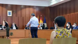 La Audiencia de Zaragoza condena al acusado, de pie en la fotografía, pero absuelve a su esposa, sentada durante el juicio,
