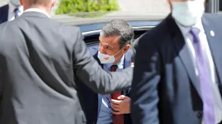 El presidente del Gobierno, Pedro Sánchez, saliendo del coche oficial
