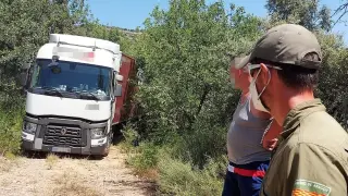 El conductor del tráiler, de nacionalidad ucraniana, intentó dar la vuelta pero el vehículo quedó atascado