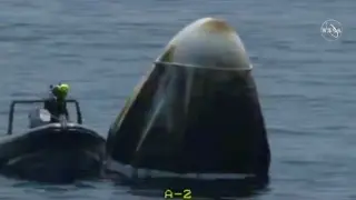 La capsula Dragon Endeavour de SpaceX después de amerizar