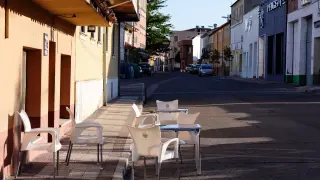 Vista de una terraza vacía en una calle de Íscar (Valladolid).
