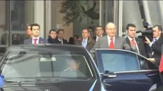 Don Juan Carlos permanece "a disposición del Ministerio Fiscal para cualquier trámite o actuación que se considere oportuna", señala un texto remitido por el abogado del monarca.