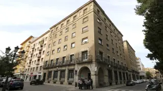 Edificio donde se encuentra el centro de salud de Santo Grial de Huesca.