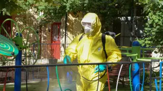 La residencia de ancianos de Burbáguena ha sido desinfectada por los Bomberos, después de haber registrado 5 fallecidos y 76 contagios de coronavirus entre residentes y personal.