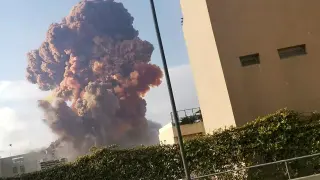 Smoke rises after an explosion in Beirut, Lebanon August 4, 2020, in this picture obtained from a social media video. Karim Sokhn/Instagram/Ksokhn + Thebikekitchenbeirut/via REUTERS THIS IMAGE HAS BEEN SUPPLIED BY A THIRD PARTY. MANDATORY CREDIT. NO RESALES. NO ARCHIVES. TPX IMAGES OF THE DAY [[[REUTERS VOCENTO]]] LEBANON-SECURITY/BLAST