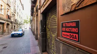 Carteles protesta de ‘se traspasa’ en los negocios de ocio nocturno de Zaragoza