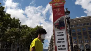 Un joven camina por una calle de Barcelona este martes.