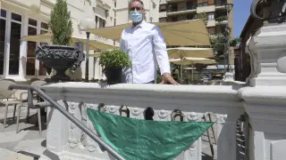 Carmelo Bosque, con una maceta de albahaca en la terraza del Casino, donde está su restaurante Lillas Pastia.