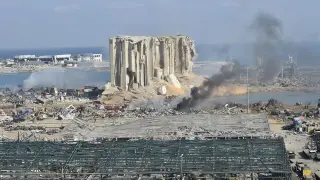 El puerto de Beirut, devastado tras la explosión