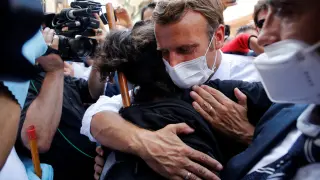 Macron abraza a una mujer durante su visita este jueves a la zona cero de las explosiones en Beirut (Líbano).
