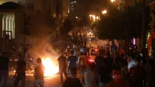 Manifestantes protestas cerca de la sede del Parlamento en Beirut.