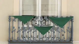 Un balcón decorado con pañoletas en los Porches de Galicia.