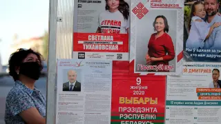 Carteles electorales en Minsk, capital de Bielorrusia.