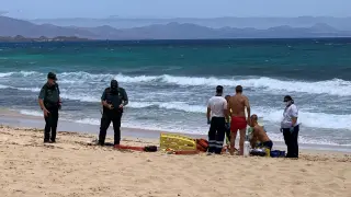 Efectivos de emergencias intentan reanimar al joven en la playa de Corralejo (Fuerteventura).