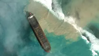 Imagen del buque MV Wakashio, que navegaba desde China con rumbo a Brasil, que transportaba unas 200 toneladas de diésel y 3.800 de petróleo