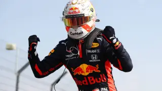 El piloto de Red Bull Max Verstappen celebra la victoria.