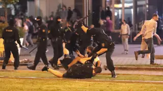 Las protestas en la calle fueron contenidas por la policía