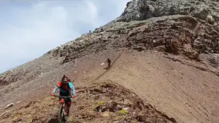 Jesús Calleja disfrutó de esta modalidad deportiva de descenso desde el pico Punta Suelza, en el Valle de Bielsa, de la mano de la empresa Altitude Helibike & Ski.