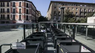 Un autobús de Zaragoza Turismo en la parada de la plaza del Pilar, ayer, sobre las 10.30.