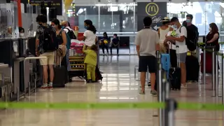 Pasajeros facturando en la terminal T1 del aeropuerto de Madrid-Barajas Adolfo Suárez, en Madrid el pasado 27 de julio.