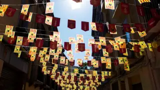 Banderas de Aragón colgadas en las calles durante las fiestas del Pilar de Zaragoza
