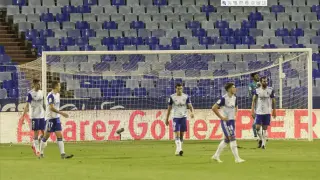 Los jugadores del Real Zaragoza, desolados tras encajar el 0-1 que clasificó al Elche a falta de solo 9 minutos.