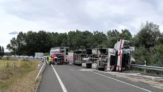 El camión ha quedado volcado sobre un lateral de la carretera.