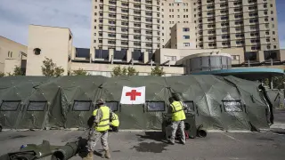 Carpa de triaje instalada en el aparcamiento del Hospital Clínico de Zaragoza para descongestionar la zona de Urgencias.