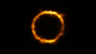 La galaxia SPT0418-47 se ha observado gracias a una lente gravitacional de otra próxima, y puede verse como un anillo de luz casi perfecto.