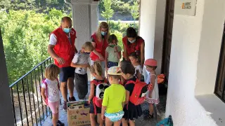 Los niños y niñas de la Escuela de Verano de Ansó entregan los alimentos a Cruz Roja.