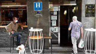 Una persona consume su cigarro en el exterior de un bar en Pamplona, este martes.