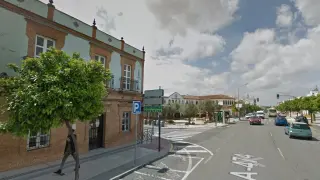 Imagen de una calle de Bormujos, con el ayuntamiento al fondo.