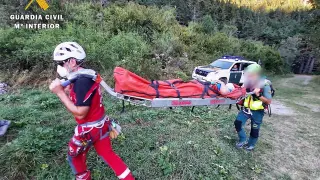 Un senderista herido en la Caseta del Vasco (Canfranc) fue trasladado en camilla hasta el lugar donde pudo aterrizar el helicóptero