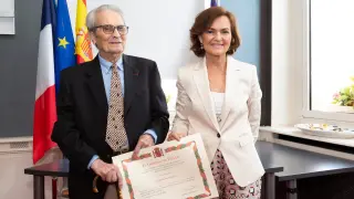 Juan Romero junto a la vicepresidenta primera del Gobierno, Carmen Calvo.