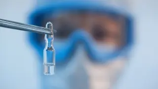 Un empleado muestra viales con vacuna contra la covid en un laboratorio cerca de Moscú, el 7 de agosto.