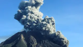 Volcán indonesio expulsa columna de ceniza y humo de 1.000 metros de altura