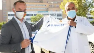 Cristian Lapetra hace entrega de una camiseta del Real Zaragoza al director del Hospital Universitario Miguel Servet, Juan Ramón Portillo del Olmo.