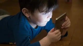 Niño con un teléfono móvil