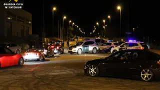 Concentración ilegal de más de 150 coches que iban a competir de madrugada en un polígono en Zaragoza