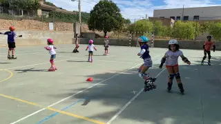 Grupo de niños practicando patinaje en Salas Altas.