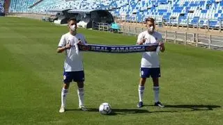 El Real Zaragoza ha presentado este miércoles a dos nuevos jugadores: Pep Chavarría y Sergio Bermejo, que han posado con la camiseta del club en La Romareda.