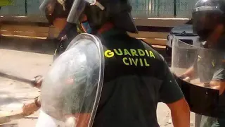 Agentes de la Guardia Civil en un intento de motín en el CETI de Melilla, este miércoles.