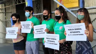 Miembros de Sindicato de Estudiantes a las puertas del Ministerio de Educación