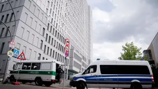 Vehículos policiales junto al hospital donde está ingresado Navalni, el lunes en Berlín.