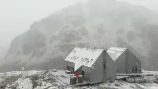 La bajada de las temperaturas ha llegado al Pirineo oscense en forma de nieve, así ha caído en el refugio de Cap de Llauset, cerca de Montanuy en la comarca de la Ribagorza.