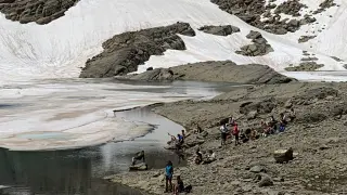 El ibón de Marboré (2.590 m), donde algunos turistas se bañan, a pesar de la prohibición.