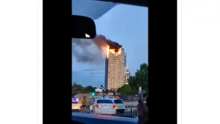 Imagen de un vídeo difundido en Twitter este sábado que muestra el edificio en llamas, en Madrid.