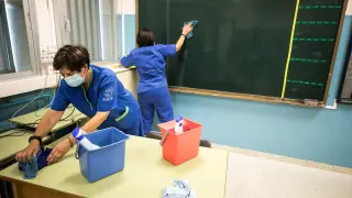 Tareas de limpieza en las aulas en el colegio María Moliner de Zaragoza