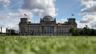 Gente camina junto al Bundestag, este lunes en Berlín.