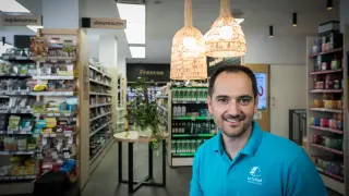 Sanz Lagunas, en su tienda, preside la asociación de herbolarios desde hace cuatro años.
